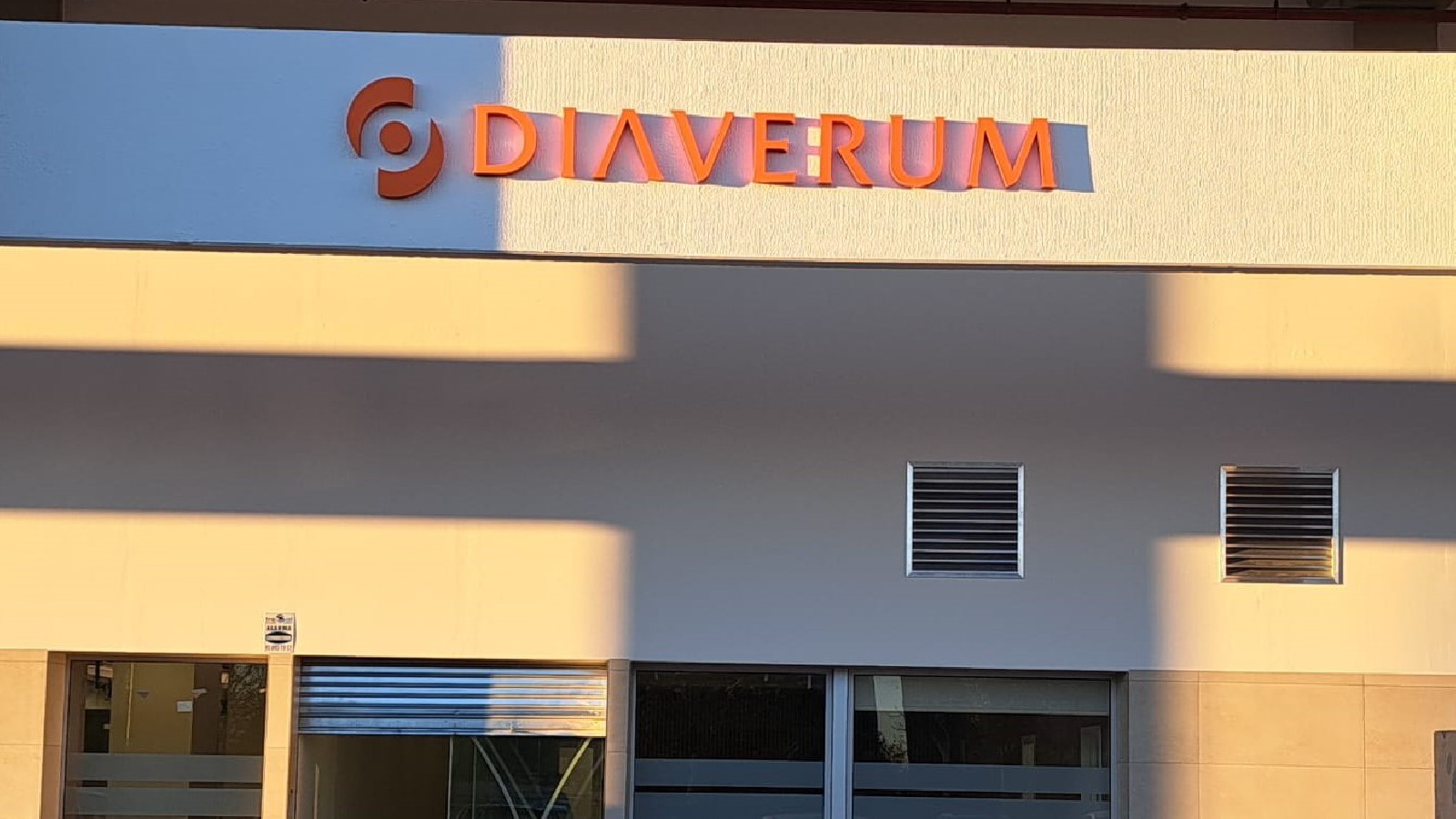 Rótulo corpóreo Diaverum con iluminación — Rótulos Avanti